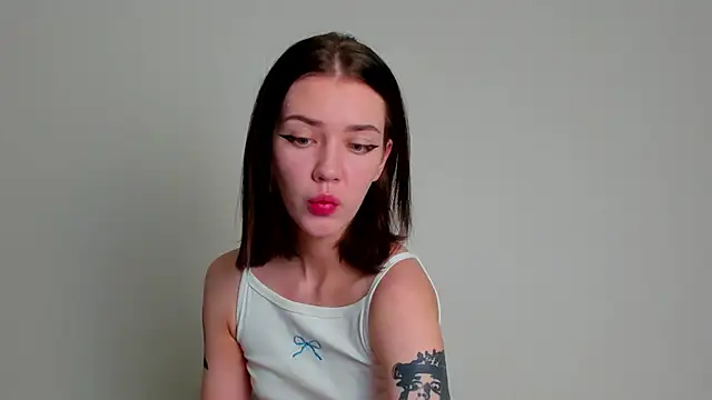 Snapshot of NelliMuller chatting on 10.21.25 NelliMuller online show from 10.21.25