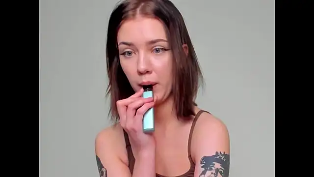 Snapshot of NelliMuller chatting on 10.30.25 NelliMuller online show from 10.30.25