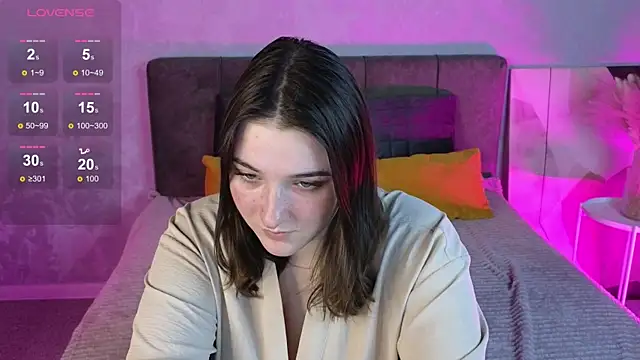 Snapshot of AnnieDodge chatting on 10.21.25 AnnieDodge online show from 10.21.25