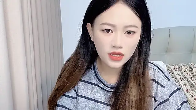 Snapshot of Bella-8 chatting on 10.21.25 Bella-8 online show from 10.21.25