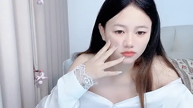 Snapshot of Bella-8 chatting on 10.22.25 Bella-8 online show from 10.22.25