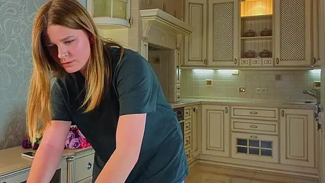 Snapshot of LeeAbee chatting on 11.04.25 LeeAbee online show from 11.04.25