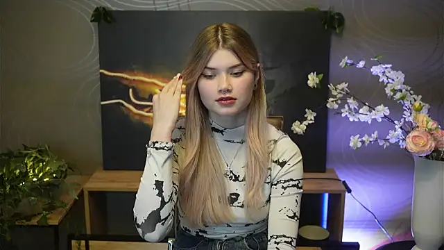 Snapshot of EloisKristy chatting on 10.18.25 EloisKristy online show from 10.18.25