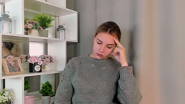 Snapshot of NicolBadena chatting on 10.19.25 NicolBadena online show from 10.19.25