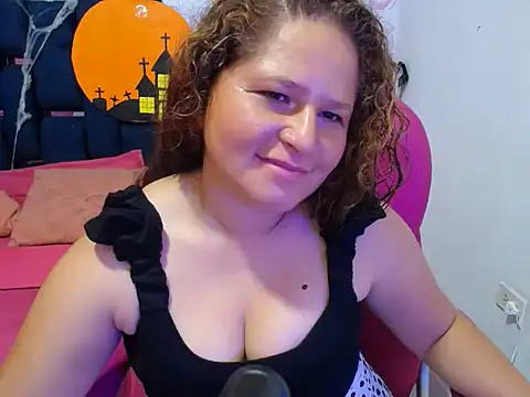 Snapshot of ALICIA_REYES_ chatting on 10.25.25 ALICIA REYES  online show from 10.25.25