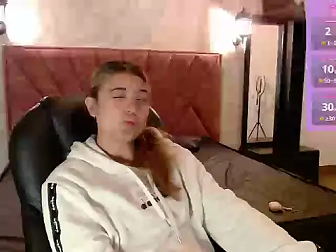 Snapshot of _jeessy chatting on 10.27.25 jeessy online show from 10.27.25