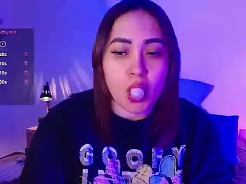 Snapshot of m33li chatting on 10.26.25 m33li online show from 10.26.25