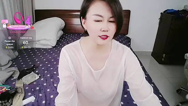 Snapshot of icenana chatting on 06.13.26 icenana online show from 06.13.26