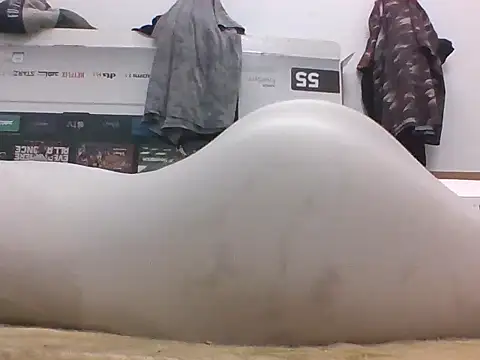 Snapshot of BlueishMove44 chatting on 10.28.25 BlueishMove44 online show from 10.28.25