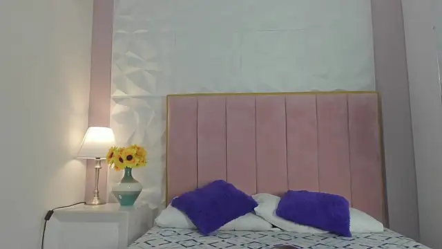 Snapshot of xxxMia_Isabellaa chatting on 10.19.25 xxxMia Isabellaa online show from 10.19.25