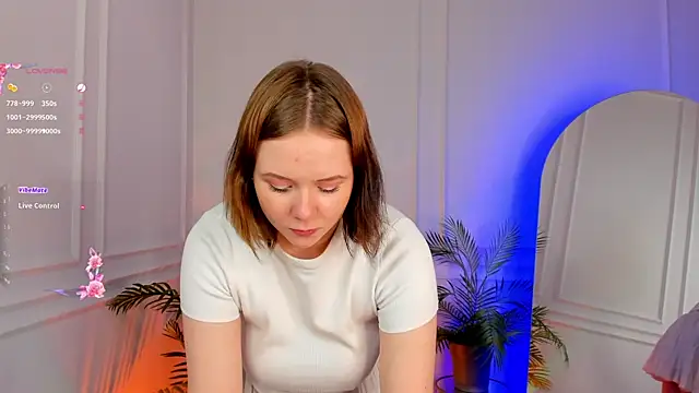 Snapshot of Star_Sophi chatting on 10.20.25 Star Sophi online show from 10.20.25