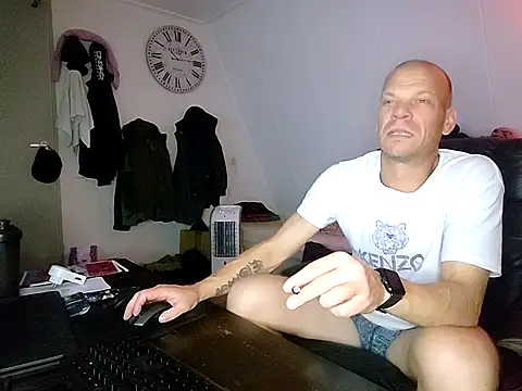 Kinky Play1 online show from 10.19.25