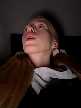 kira mia online show from 11.28.25