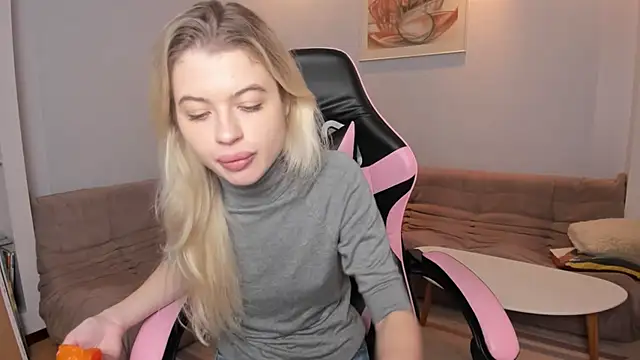 Snapshot of SofiiKiss chatting on 10.19.25 SofiiKiss online show from 10.19.25