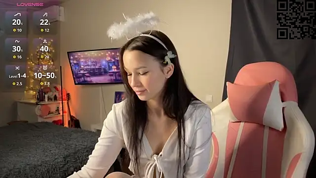 Snapshot of ella_simons chatting on 10.25.25 ella simons online show from 10.25.25