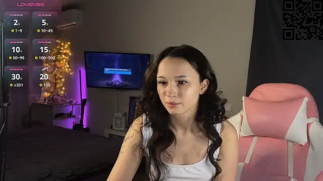 Snapshot of ella_simons chatting on 11.23.25 ella simons online show from 11.23.25