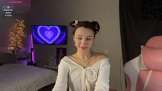 Snapshot of ella_simons chatting on 12.02.25 ella simons online show from 12.02.25