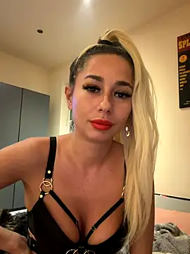 Snapshot of Karinna1818 chatting on 10.19.25 Karinna1818 online show from 10.19.25