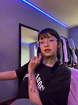 Snapshot of val_azuna1 chatting on 10.27.25 val azuna1 online show from 10.27.25