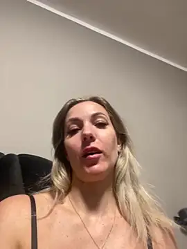 Snapshot of ValeryaTease chatting on 10.19.25 ValeryaTease online show from 10.19.25