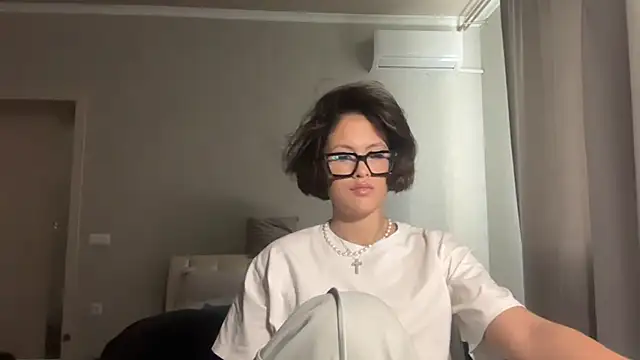 Snapshot of LeandraCasali chatting on 10.20.25 LeandraCasali online show from 10.20.25