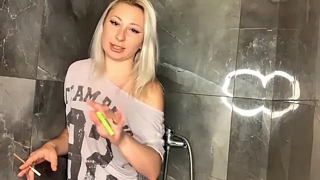 Snapshot of DiaVolperi chatting on 10.21.25 DiaVolperi online show from 10.21.25