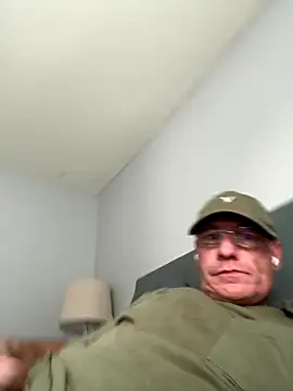Snapshot of Kneetoe2025 chatting on 12.18.25 Kneetoe2025 online show from 12.18.25