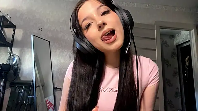 Snapshot of TashiaCassln chatting on 10.22.25 TashiaCassln online show from 10.22.25