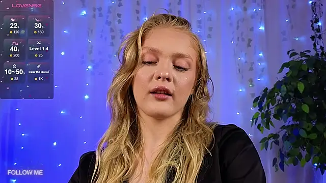 Snapshot of Slay_Blonde chatting on 10.25.25 Slay Blonde online show from 10.25.25