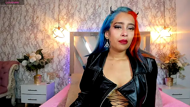 Snapshot of Cristall_ravven chatting on 10.21.25 Cristall ravven online show from 10.21.25