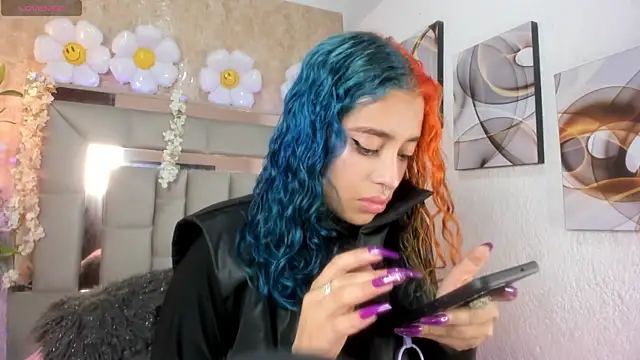 Snapshot of Cristall_ravven chatting on 10.28.25 Cristall ravven online show from 10.28.25