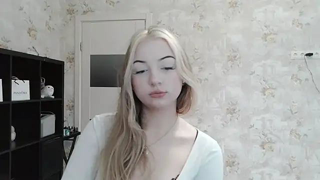 Snapshot of _LunaLush_ chatting on 10.21.25 LunaLush online show from 10.21.25