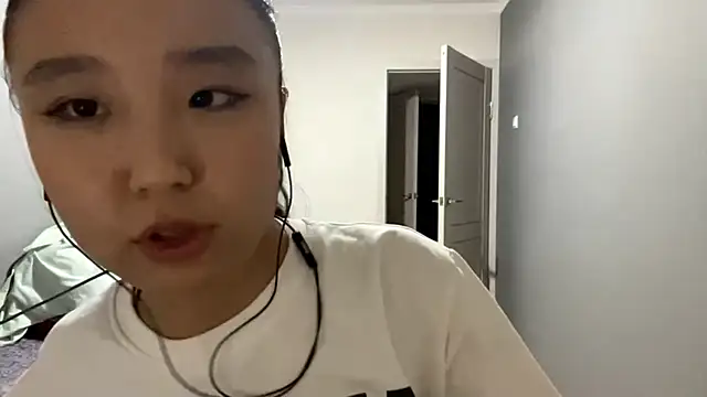 Snapshot of LiaPilksi chatting on 10.20.25 LiaPilksi online show from 10.20.25