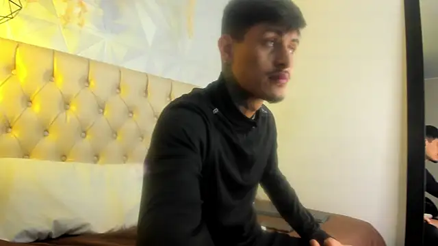 Snapshot of enzorodriguezz chatting on 11.18.25 enzorodriguezz online show from 11.18.25