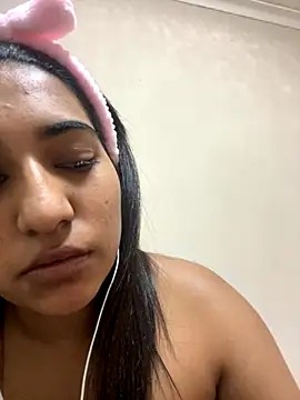 Snapshot of Your_Girl_Zara chatting on 10.21.25 Your Girl Zara online show from 10.21.25