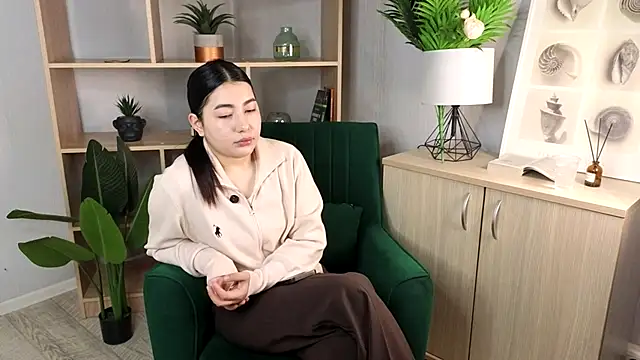 Snapshot of LorieGiang chatting on 10.22.25 LorieGiang online show from 10.22.25