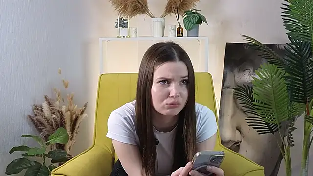 Snapshot of LonnaSkar chatting on 10.21.25 LonnaSkar online show from 10.21.25