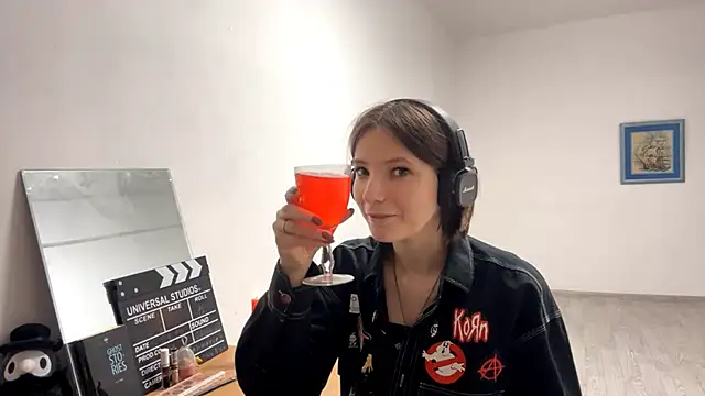 KindraScullion online show from 10.26.25