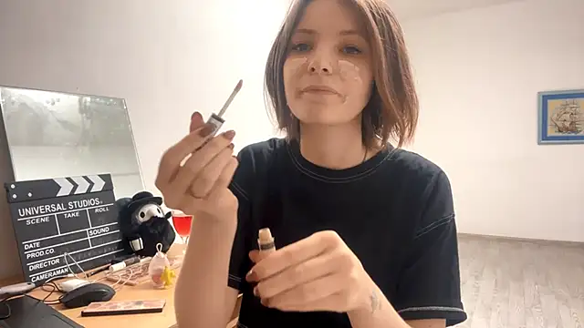 KindraScullion online show from 10.28.25