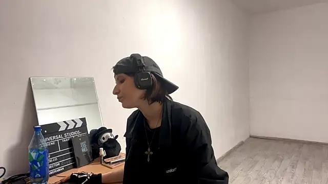 KindraScullion online show from 10.29.25