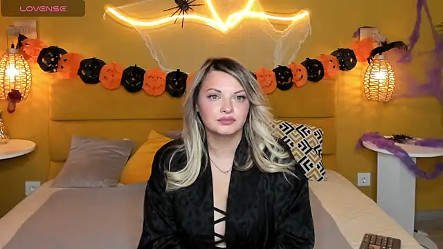 Snapshot of WilmaSanders chatting on 10.27.25 WilmaSanders online show from 10.27.25