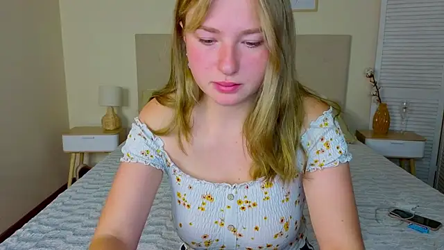 Snapshot of Ailissa__fox chatting on 10.21.25 Ailissa  fox online show from 10.21.25