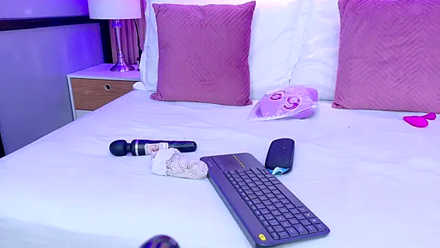 AdelineJhones online show from 12.04.25