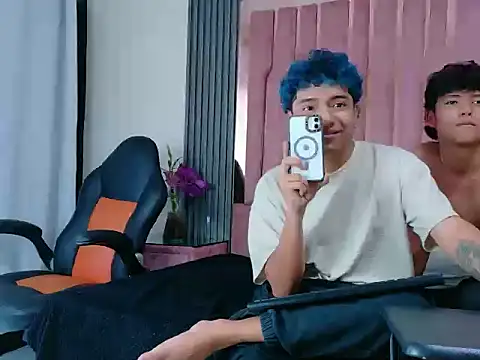 Snapshot of LiamANDJordan chatting on 10.29.25 LiamANDJordan online show from 10.29.25