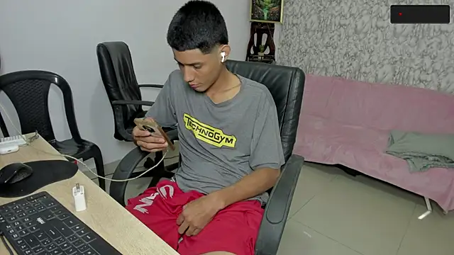 Snapshot of santos_desire chatting on 10.24.25 santos desire online show from 10.24.25