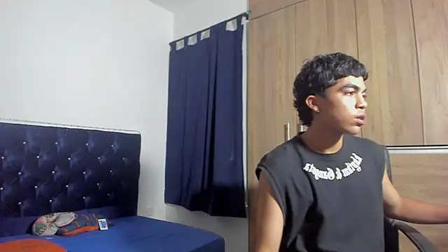Snapshot of zinhuella420 chatting on 10.25.25 zinhuella420 online show from 10.25.25