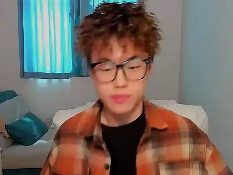 Snapshot of L1kuto chatting on 10.23.25 L1kuto online show from 10.23.25