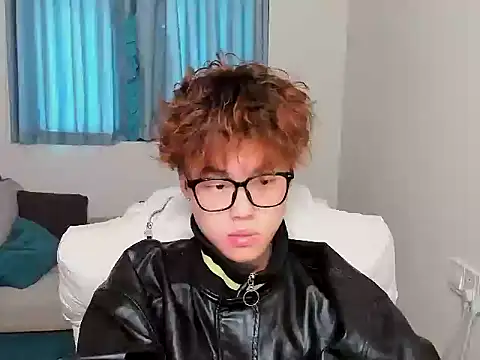 Snapshot of L1kuto chatting on 10.24.25 L1kuto online show from 10.24.25