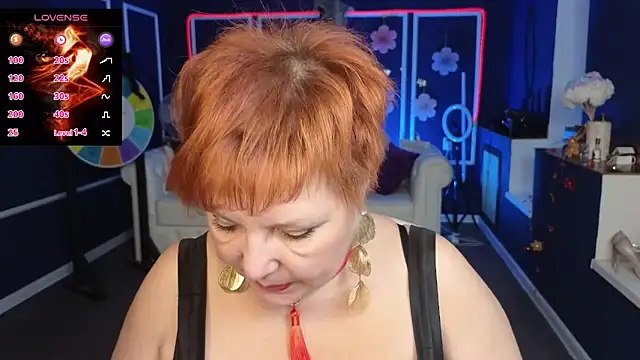 Snapshot of Kira_Kirke chatting on 10.24.25 Kira Kirke online show from 10.24.25