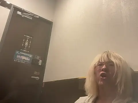 Snapshot of MUIMUICHAN27 chatting on 10.22.25 MUIMUICHAN27 online show from 10.22.25